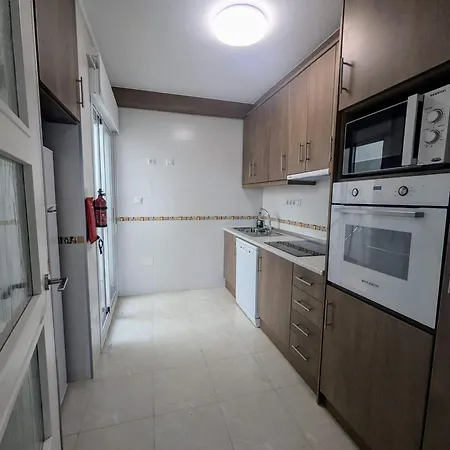 Modern 3 Bedroom Townhouse With Communal Pool Lb24