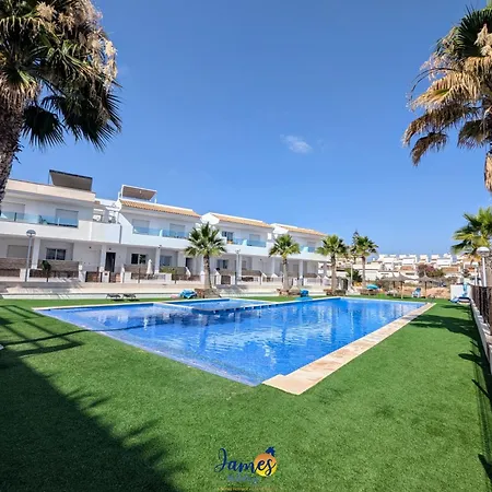 Modern 3 Bedroom Townhouse With Communal Pool Lb24 Holiday home *