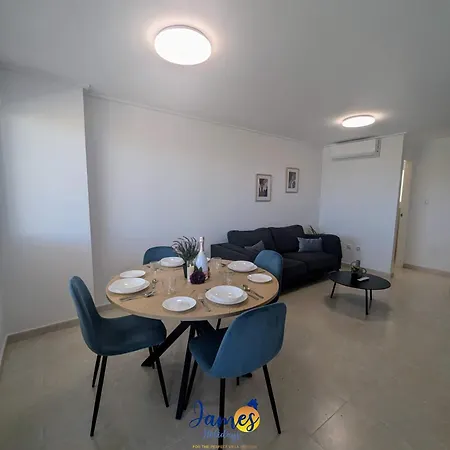 Modern 3 Bedroom Townhouse With Communal Pool Lb24 Holiday home